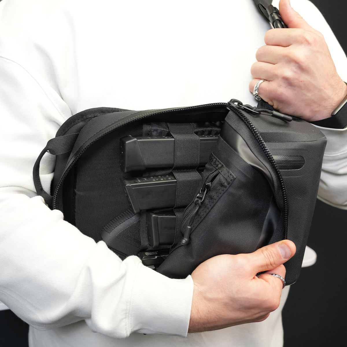 FNDN® TECH SLING BAG